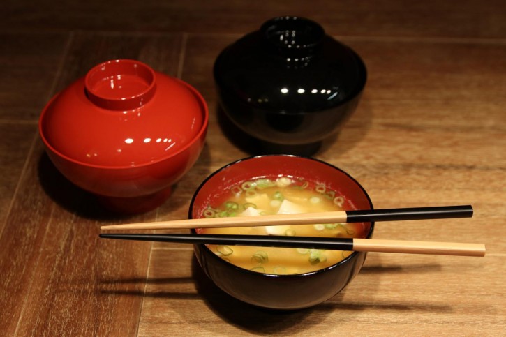 4 Stück leichte Reis-/Miso-Suppenschalen mit Deckel Schwarz und Rot Traditionelle japanische Schalen 2 Schalen und 2 Deckeln