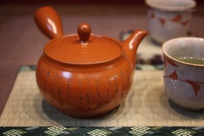 Japanische Teekanne Kanji rot