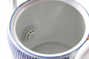 Japanische Teekanne weiß mit blauen Streifen