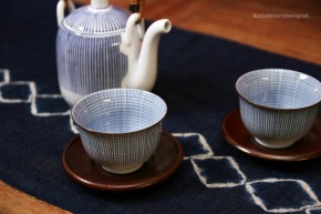Japanische Teekanne weiß mit blauen Streifen